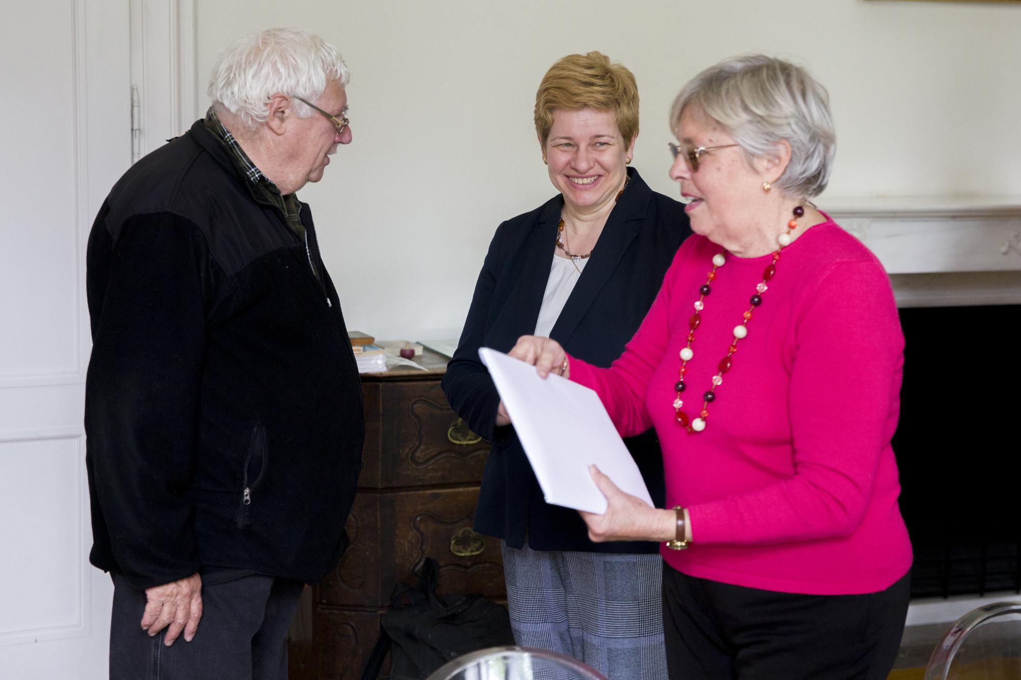 Az emigrációs anyagok átadása