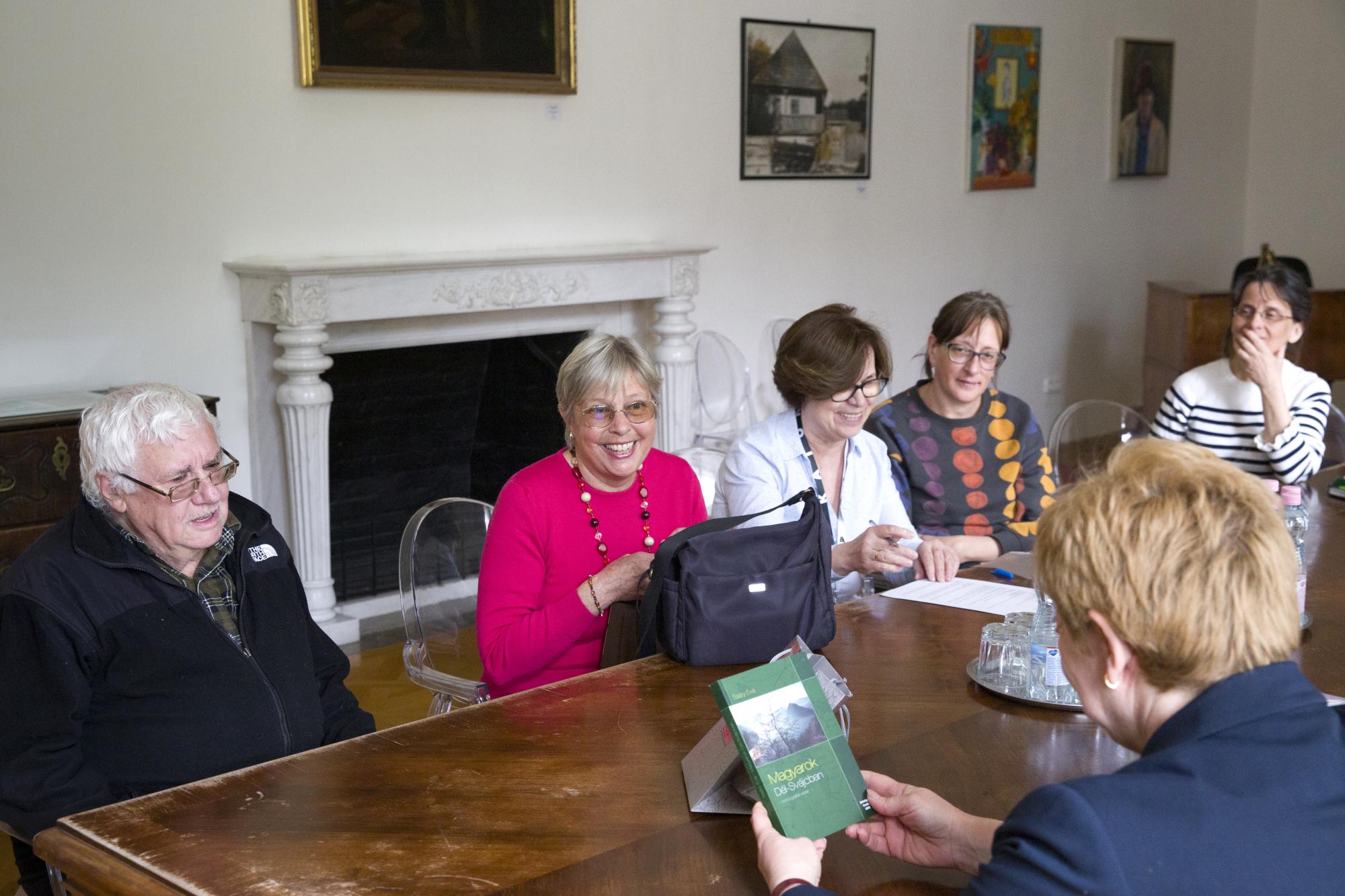 Az emigrációs anyagok átadása