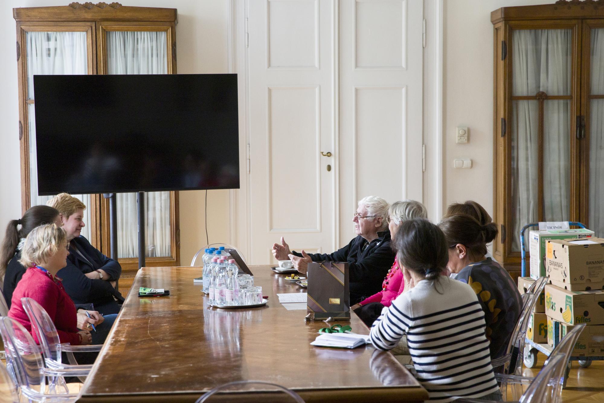 Az emigrációs anyagok átadása