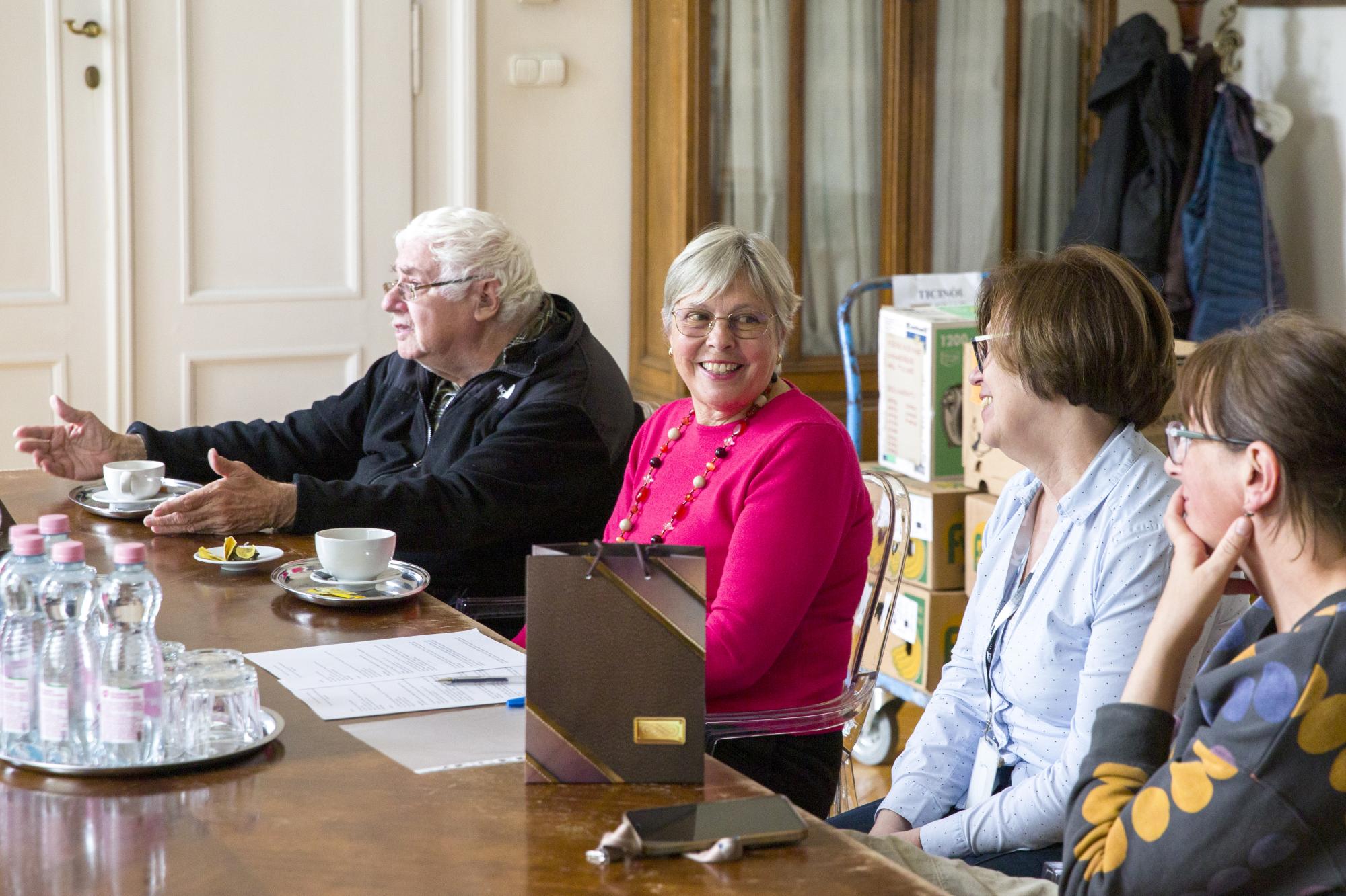 Az emigrációs anyagok átadása