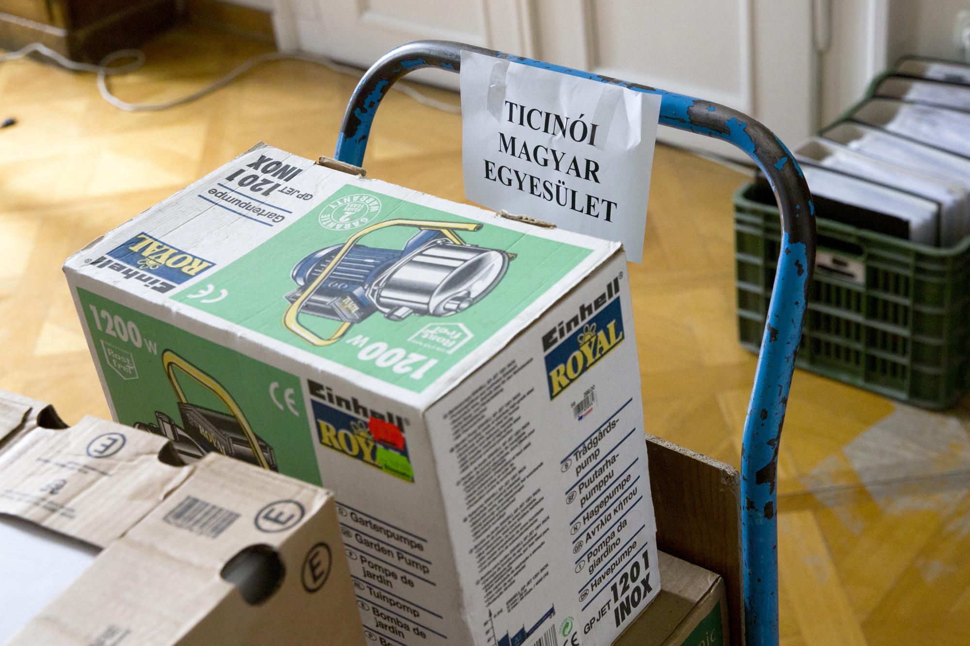 Az emigrációs anyagok átadása