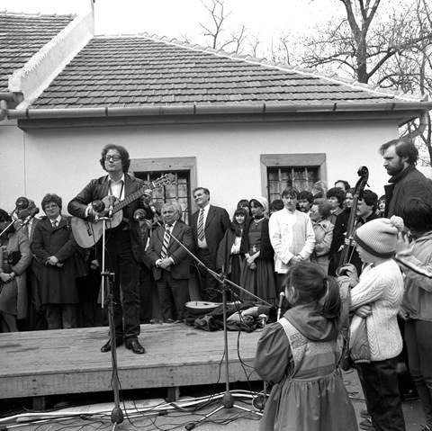Sebő Ferenc a Nagy László emlékház megnyitóján Iszkázon, 1984-ben