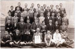  Osztálykép, 1924-25. Takáts Gyula balról, második sor 2.
