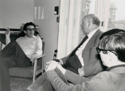 Lator László, Vas István és Várady Szabolcs az Európa Kiadó szerkesztőségében, 1975 (Gara György felvétele)