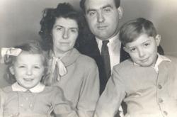 Szüleivel és húgával (1955 körül)