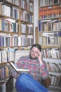 Bodor Béla a dolgozószobájában