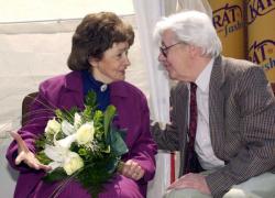 Szabó Magda társaságában 2001 májusában a debreceni könyvhéten