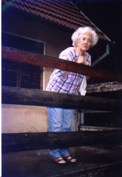 Sütő Éva a sikaszói ház tornácán, 2002 augusztus