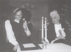 Szepes Máriát köszönti 90. születésnapján a Fészekben, 1998