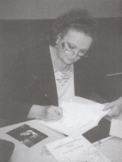 Dedikálás a Budapesti Nemzetközi Könyvfesztiválon, 2003