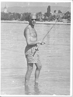 Jékely Zoltán horgászás közben (1956)