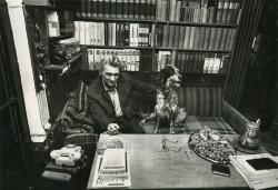 Lakatos István Linda kutyával (Budapest, 1991 decembere) (Fotó: Horváth Péter)