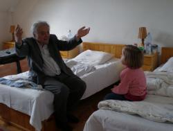 Mesemondás, unokájával