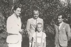 1941. Harcos Ottó, Várkonyi Nándor, Várkonyi Péter és Csorba Győző Várkonyiék kertjében.