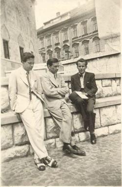 1942. Harcos Ottó, Weöres Sándor és Csorba Győző Pécsett, a Széchenyi téren.