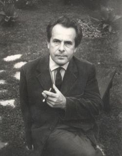 1965. A Baranya Megyei könyvtár kertjében.