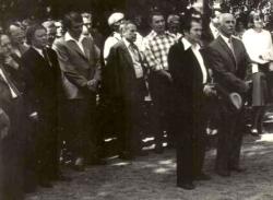 1976. május. 7. Niklán, a 200 éve született Berzsenyi Dániel szobrának avatóünnepségén. Elöl Fodor András és Takáts Gyula áll. A háttérben többek között Szederkényi Ervin (balról az első), Bertók László (kitűrt nyakú fehér ingben), mellette Csorba Győző és Tüskés Tibor látható.