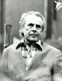 1982 tavasz. Kertjében. (Kálmándy Ferenc felvétele.)
