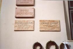 2007. Csorba Győző-emléktábla a költőről elnevezett Megyei Könyvtár falán, az egykori munka- és költőtárs, barát Weöres Sándor emléktáblája mellett. (2007. április 11-én, a Költészet Napján avatták.)