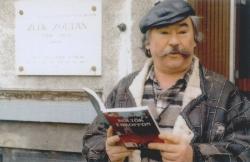 Zelk Zoltán emléktáblájánál