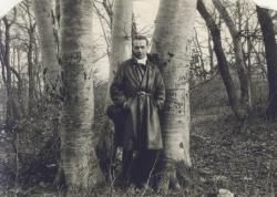 Egészalakos portré, fák között, bőrkabátban (1931)