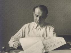 Illyés Gyula a „Le Peuple” című újságot olvassa íróasztalnál (1936)