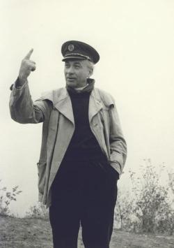 Háromnegyedalakos portré hajóskapitánysapkában (Tihany, 1962)