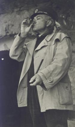 Háromnegyedalakos portréja a tihanyi pince előtt állva (1962)