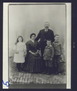 Illyés Gyula családja: Illés Klára, Kállay Ida, Illés János, Illyés Gyula és Illés Ferenc