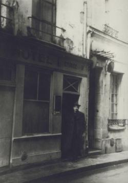 1946-ban Párizsban, a 9 rue Budé, a régi szálloda bejárata előtt