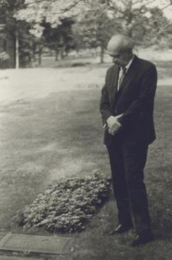 Illyés Gyula Bartók sírjánál Amerikában, 1966-ban