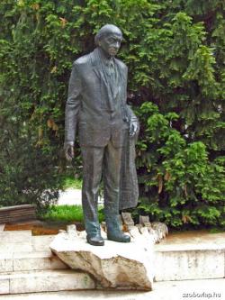 Janzer Frigyes Illyés Gyula-szobra Szekszárdon, az Illyés Gyula Pedagógiai Főiskola előtt (bronz, 1987)