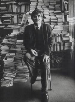 Juhász Ferenc (Bia, 1928. augusztus 16. – Budapest, 2015. december 2.) a Nemzet Művésze címmel kitüntetett, kétszeres Kossuth-díjas és József Attila-díjas magyar költő, szerkesztő, a Digitális Irodalmi Akadémia alapító tagja. Juhász Gyula történész bátyja.