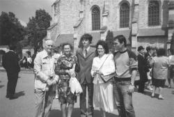 András fia ballagása. Kányádi Sándor, Róza húga, András fia, felesége, Sándor fia a Kolozsváron a Farkas utcai református templom előtt, 1989