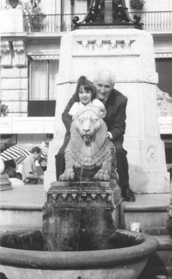 Anna unokájával a budapesti Vörösmarty téren, 1996 Könyvhét
