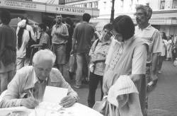 Kányádi Sándor a Vörösmarty téren dedikál, 2001. Ünnepi Könyvhét