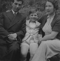 Szüleivel (1937)