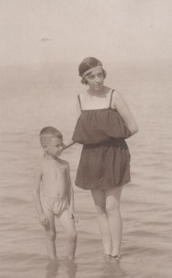 Édesanyjával a Balatonon
