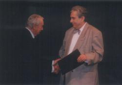 Czímer József, író, dramaturg átadja Páskándi Gézának a Nemzeti Színház Drámapályázata I. díját (1995)