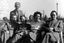 1953. május: a nyíregyházi Krúdy-emlékünnep résztvevői (balról: Rákos Sándor, Somogyi Jolán könyvtáros, Krúdy Zsuzsa, az író leánya és Katona Béla irodalomtanár – a költő későbbi kritikusa; mögöttük áll: Perepatits Antal, Krúdy-kutató) (Joó Károly felvétele)