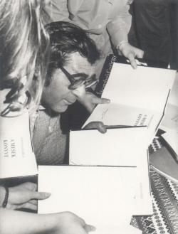 A 'Mesék könyve' dedikálásán (1974)