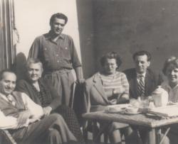 Somlyó György (hátul) és szűkebb rokonsága az 50-es években: anyai nagybátyja: Bolgár István, édesanyja, Ágnes unokatestvére, annak férje: Vadas József és Bolgár István felesége, Piroska