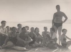 A társaságban: Király Marina, Somlyó György és első felesége, Nikodémusz Elli, Palotai Boris, Karinthy Ferenc és felesége, Ági (Szigliget, 1952 körül)