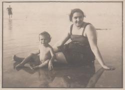 Édesanyjával a Balatonon