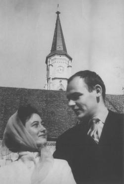 A lány bölcsész a Bolyain, a fiú joghallgató, fölöttük a Szent Mihály templom tornya