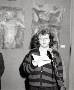 Esterházy Péter a Mi „kelet-franciák” – Magyar művészet 1981–1989 című kiállítás megnyitóján (Csók István Képtár, Szent István Király Múzeum, Székesfehérvár, 1993. márc. 6.)
