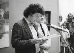 Esterházy Péter az "Idézőjelben" című kiállítás megnyitóján (fotó: Bókay László, 1986)