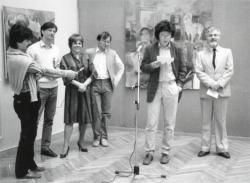 Esterházy Péter az "Idézőjelben" című kiállítás megnyitóján (fotó: Bókay László, 1986)