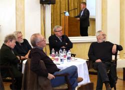 Kántor Péter, Parti Nagy Lajos, Spiró György, Závada Pál és Bodor Ádám  Prőhle Gergelynek, a PIM főigazgatójának köszöntő beszédét hallgatva