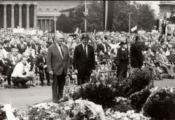 Nagy Imre és mártírtársai temetésén a Hősök terén a Magyar Írószövetség nevében Cseres Tiborral koszorúz (1989. június 16.)